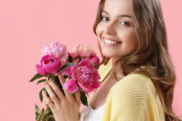 Hermosa Mujer Joven Con Ramo Flores Peonía Sobre Fondo Rosa —  Fotos de Stock