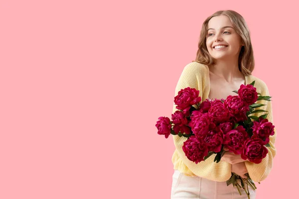 Schöne Junge Frau Mit Einem Strauß Von Pfingstrosenblumen Auf Rosa — Stockfoto
