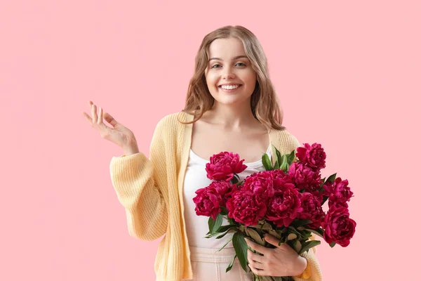 Красива Молода Жінка Букетом Півонійних Квітів Рожевому Фоні — стокове фото
