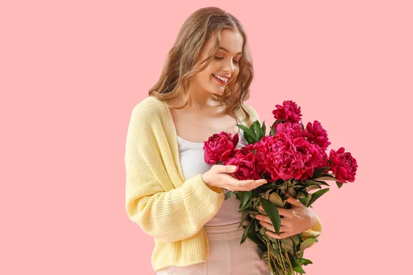 Vacker Ung Kvinna Med Bukett Pion Blommor Rosa Bakgrund — Stockfoto