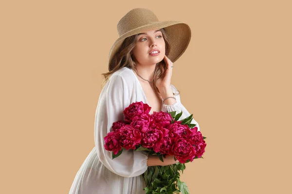 Belle Jeune Femme Avec Bouquet Fleurs Pivoine Sur Fond Beige — Photo
