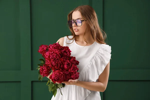 Belle Jeune Femme Avec Bouquet Fleurs Pivoine Sur Fond Vert — Photo