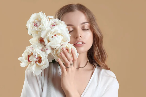 Schöne Junge Frau Mit Einem Strauß Von Pfingstrosenblumen Auf Beigem — Stockfoto