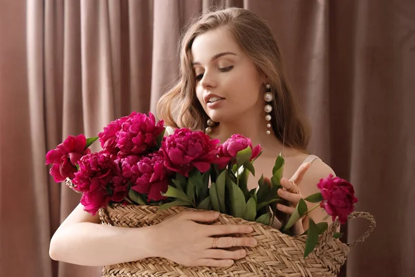 Belle Jeune Femme Panier Osier Avec Bouquet Fleurs Pivoine Contre — Photo