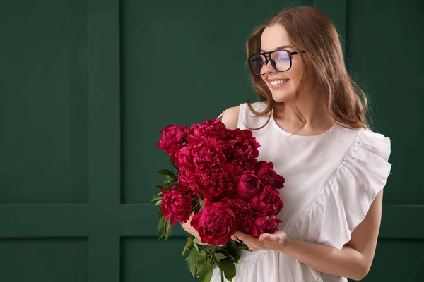 Vacker Ung Kvinna Med Bukett Pion Blommor Grön Bakgrund — Stockfoto