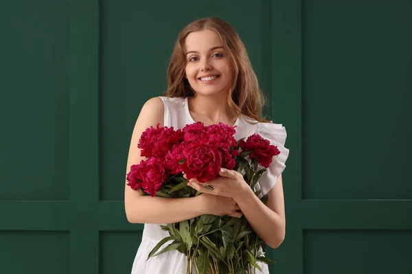 Belle Jeune Femme Avec Bouquet Fleurs Pivoine Sur Fond Vert — Photo