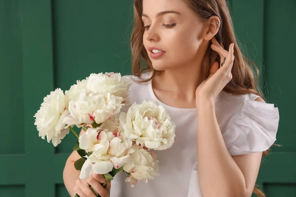 Yeşil Arka Planda Şakayık Çiçekleri Olan Güzel Bir Kadın — Stok fotoğraf