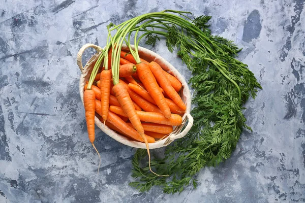 Wicker Basket Fresh Carrots Blue Background — Stock Photo, Image