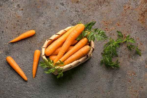 Wicker Basket Fresh Carrots Dark Background — Stock Photo, Image