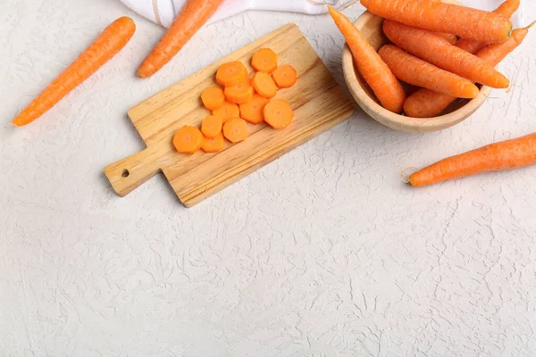 Дошка Скибочками Мискою Свіжої Моркви Білому Тлі — стокове фото