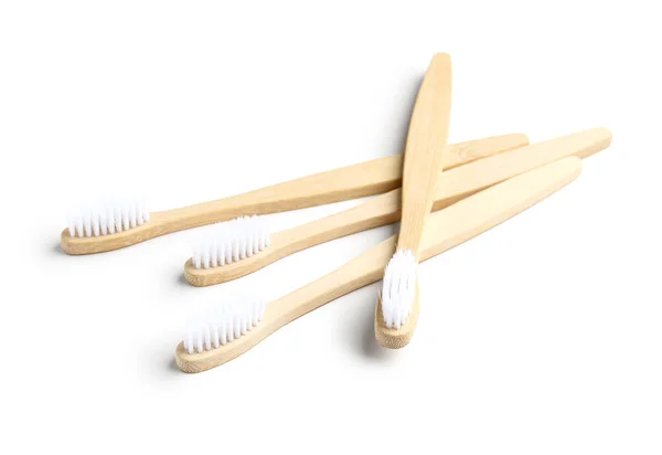 Muitas Escovas Dentes Bambu Fundo Branco — Fotografia de Stock