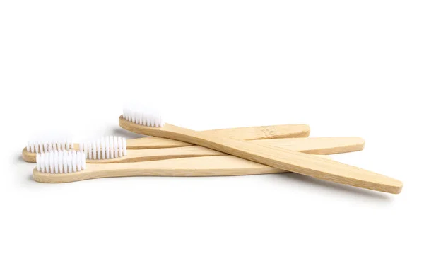 Muitas Escovas Dentes Bambu Fundo Branco — Fotografia de Stock