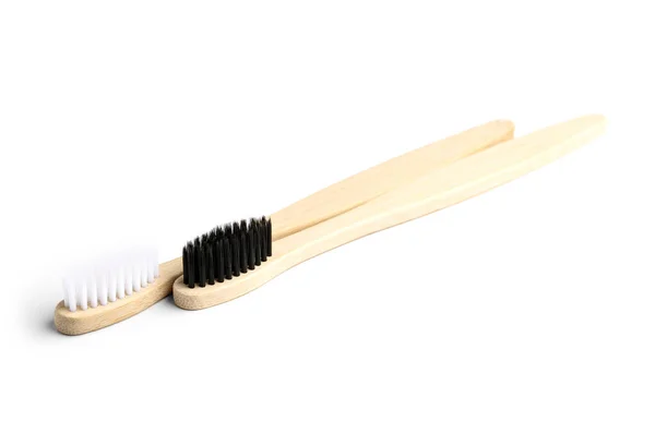 Diferentes Escovas Dentes Bambu Fundo Branco — Fotografia de Stock