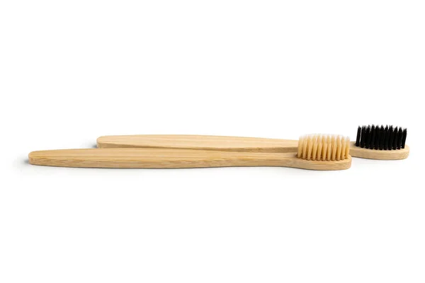 白い背景に異なる竹の歯ブラシ — ストック写真