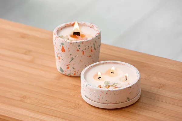 Halter Mit Brennenden Kerzen Auf Dem Tisch Zimmer Nahaufnahme — Stockfoto