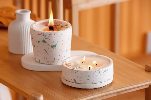 Halter Mit Brennenden Kerzen Auf Dem Tisch Zimmer Nahaufnahme — Stockfoto