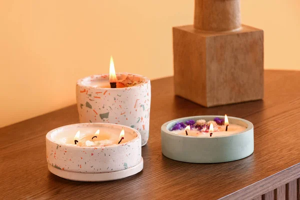 Halter Mit Brennenden Kerzen Auf Holztisch Neben Orangefarbener Wand Zimmer — Stockfoto