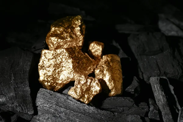 Aranyrögök Fekete Faszénen — Stock Fotó