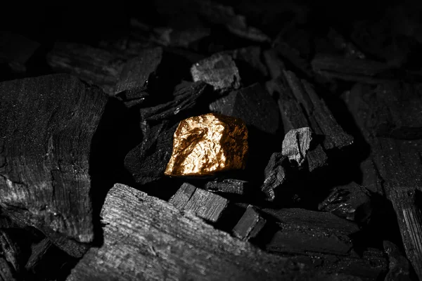 Siyah Kömür Üzerinde Altın Külçe — Stok fotoğraf