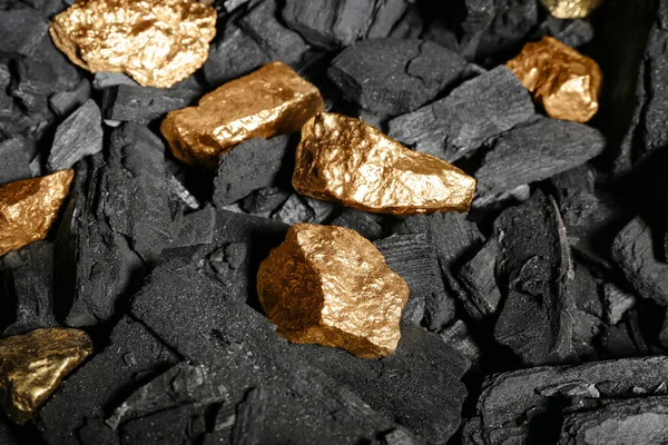 Aranyrögök Fekete Faszénen Közelkép — Stock Fotó