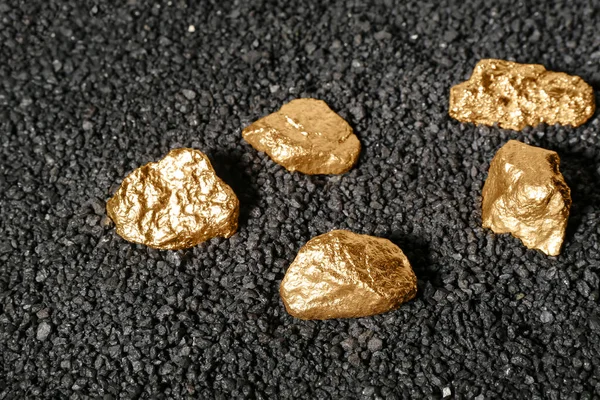 Aranyrögök Feketeszénen Közelkép — Stock Fotó