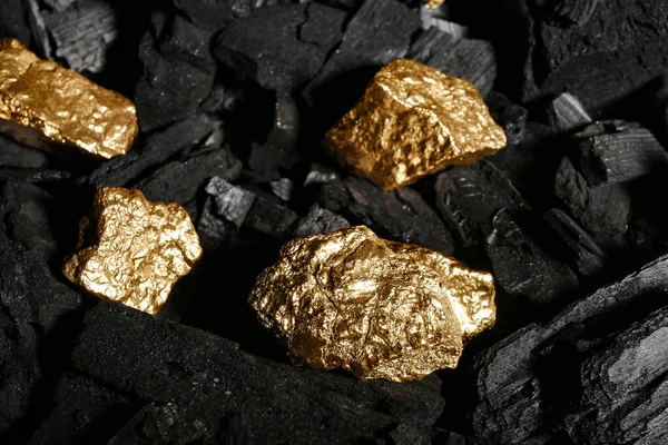 Nuggets Dourados Sobre Carvão Negro Close — Fotografia de Stock