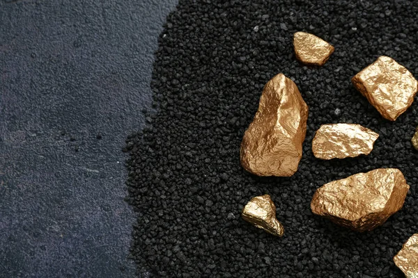 Nuggets Dorados Carbón Sobre Fondo Oscuro — Foto de Stock