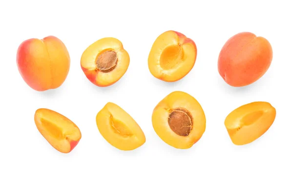 Mogna Aprikoser Isolerad Vit Bakgrund — Stockfoto