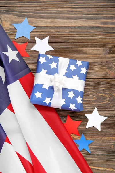 ギフトボックス付き米国フラグと星茶色の木製の背景 アメリカ独立記念日 — ストック写真