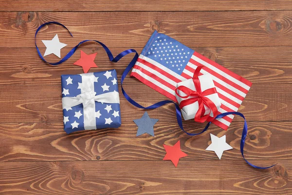 茶色の木の背景にアメリカ国旗とリボン付きのギフトボックス アメリカ独立記念日 — ストック写真