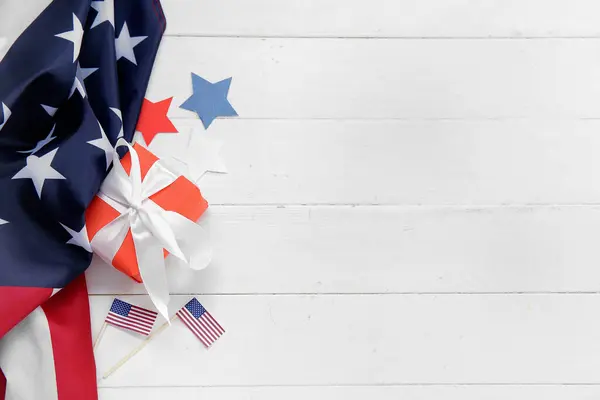Dárková Krabička Vlajkami Usa Hvězdami Bílém Dřevěném Pozadí Americký Den — Stock fotografie