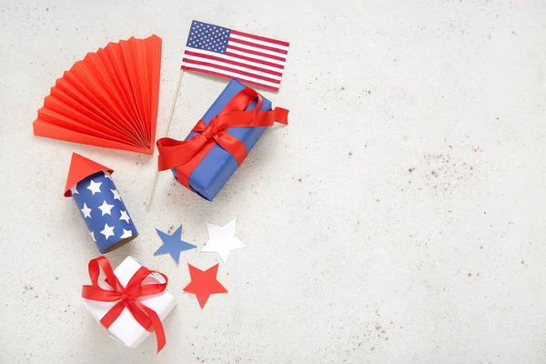 アメリカの国旗 花火ロケット ファンを背景にしたギフトボックス アメリカ独立記念日 — ストック写真