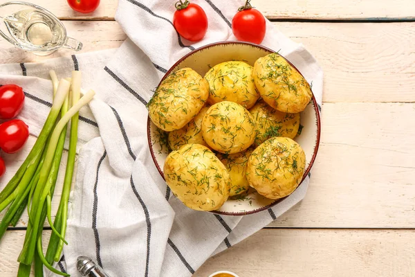 Teller Mit Gekochten Babykartoffeln Mit Dill Und Tomaten Auf Weißem — Stockfoto
