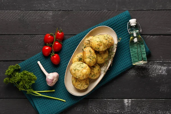 Placa Batatas Fritas Cozidas Com Endro Tomates Fundo Madeira Preta — Fotografia de Stock