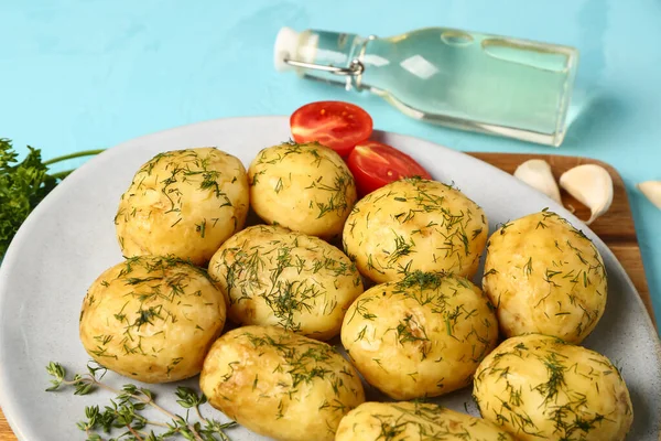 Piatto Patate Bollite Con Aneto Pomodori Sfondo Blu — Foto Stock