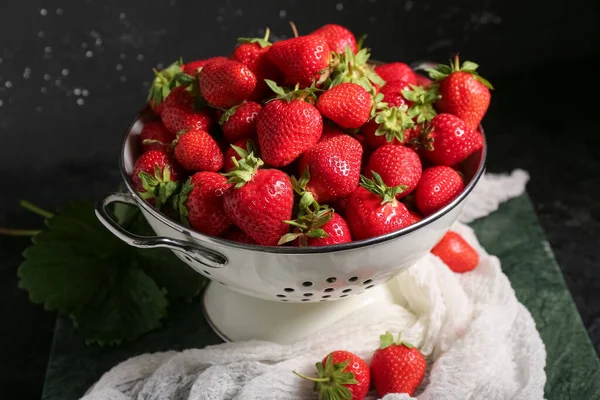 Sieb Mit Frischen Erdbeeren Auf Schwarzem Hintergrund — Stockfoto