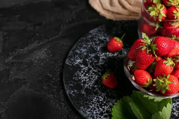 Schüssel Und Glas Mit Frischen Erdbeeren Auf Schwarzem Hintergrund — Stockfoto