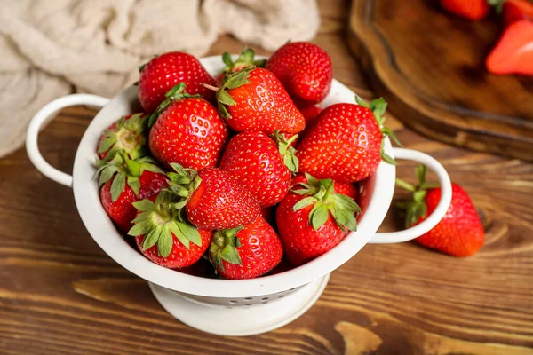 Sieb Mit Frischen Erdbeeren Auf Holzgrund — Stockfoto