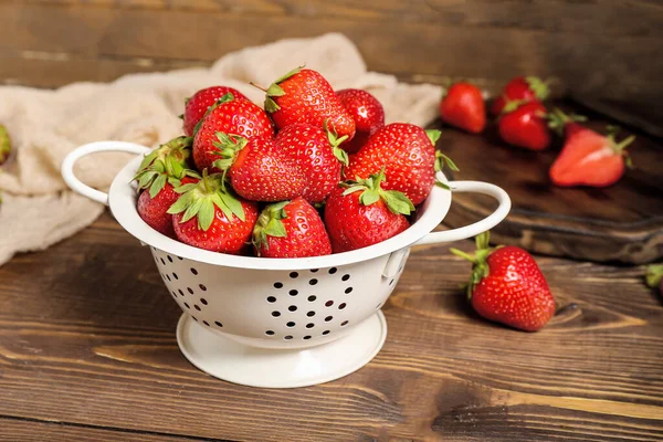 Sieb Und Platte Mit Frischen Erdbeeren Auf Holzgrund — Stockfoto