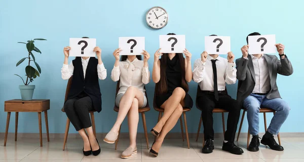 Människor Gömmer Ansikten Bakom Pappersark Med Frågetecken Väntan Jobbintervju — Stockfoto