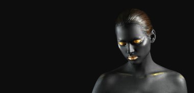 Vücudunda siyah ve altın rengi boya olan güzel bir kadın. Arkaplanı koyu renk ve metin için yeri var.