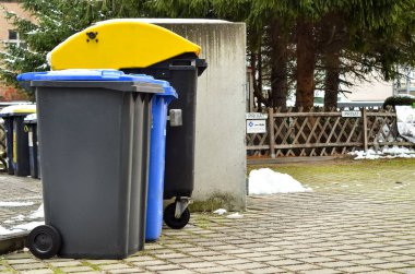 Kış günü şehirdeki çöp konteynırlarının görüntüsü