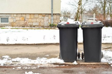 Kış günü şehirdeki çöp konteynırlarının görüntüsü