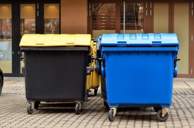 Şehir caddesinde çöp konteynerleri