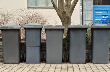 Şehir caddesinde çöp konteynerleri