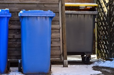 Kış günü şehirdeki çöp konteynırlarının görüntüsü