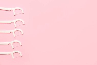 Pembe arka planda diş ipi kürdanları