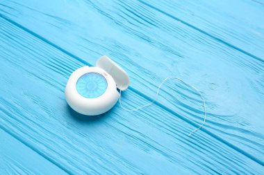 Mavi ahşap arka planda diş ipi olan vaka