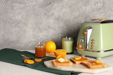 Kayısı reçelli lezzetli tostlar.