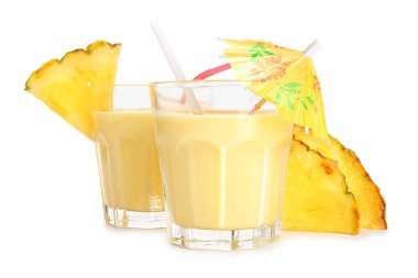 Beyaz arka planda bir bardak lezzetli ananas suyu, saman ve şemsiye.